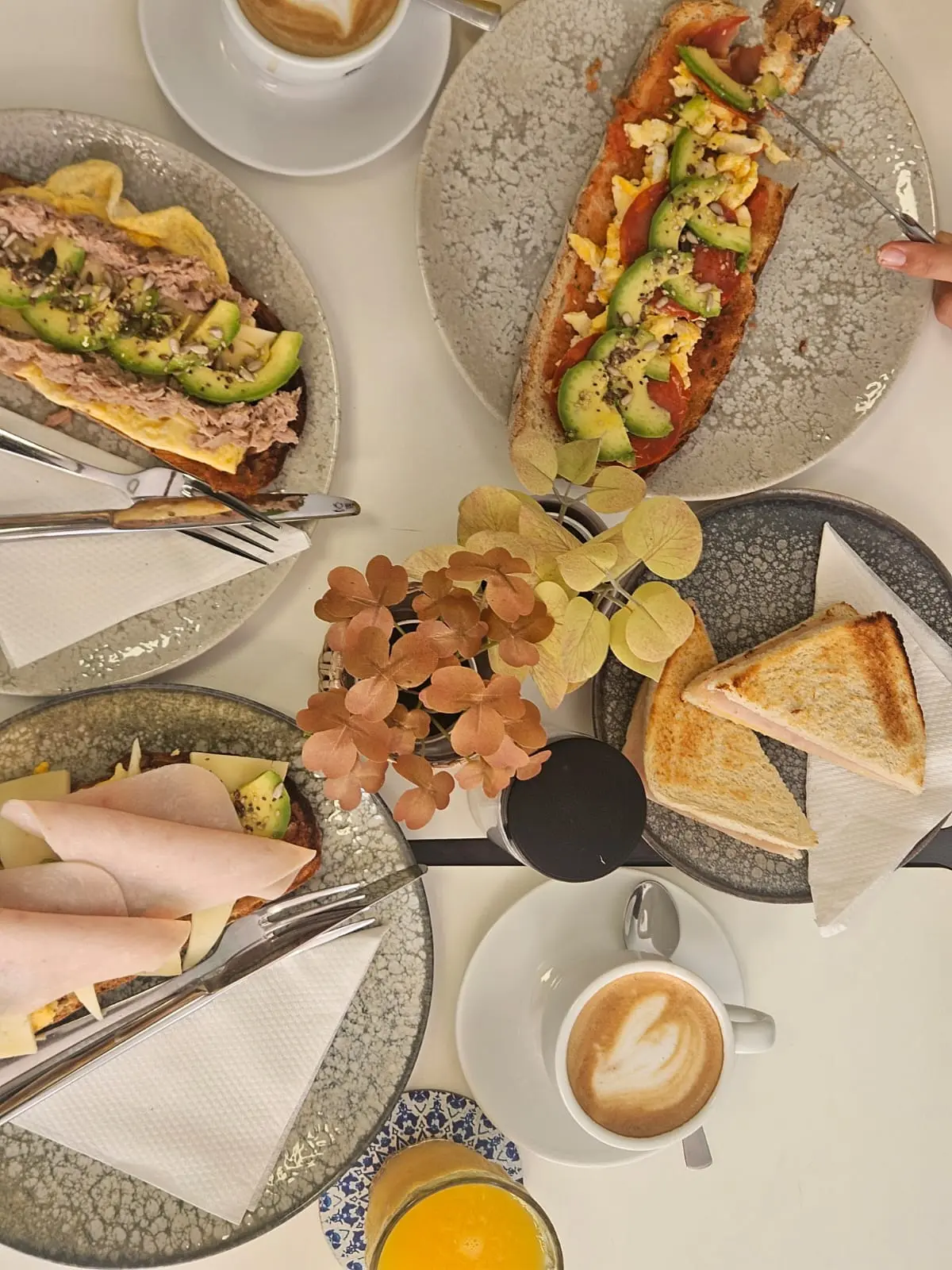 Brunch completo con tostas, zumo y café