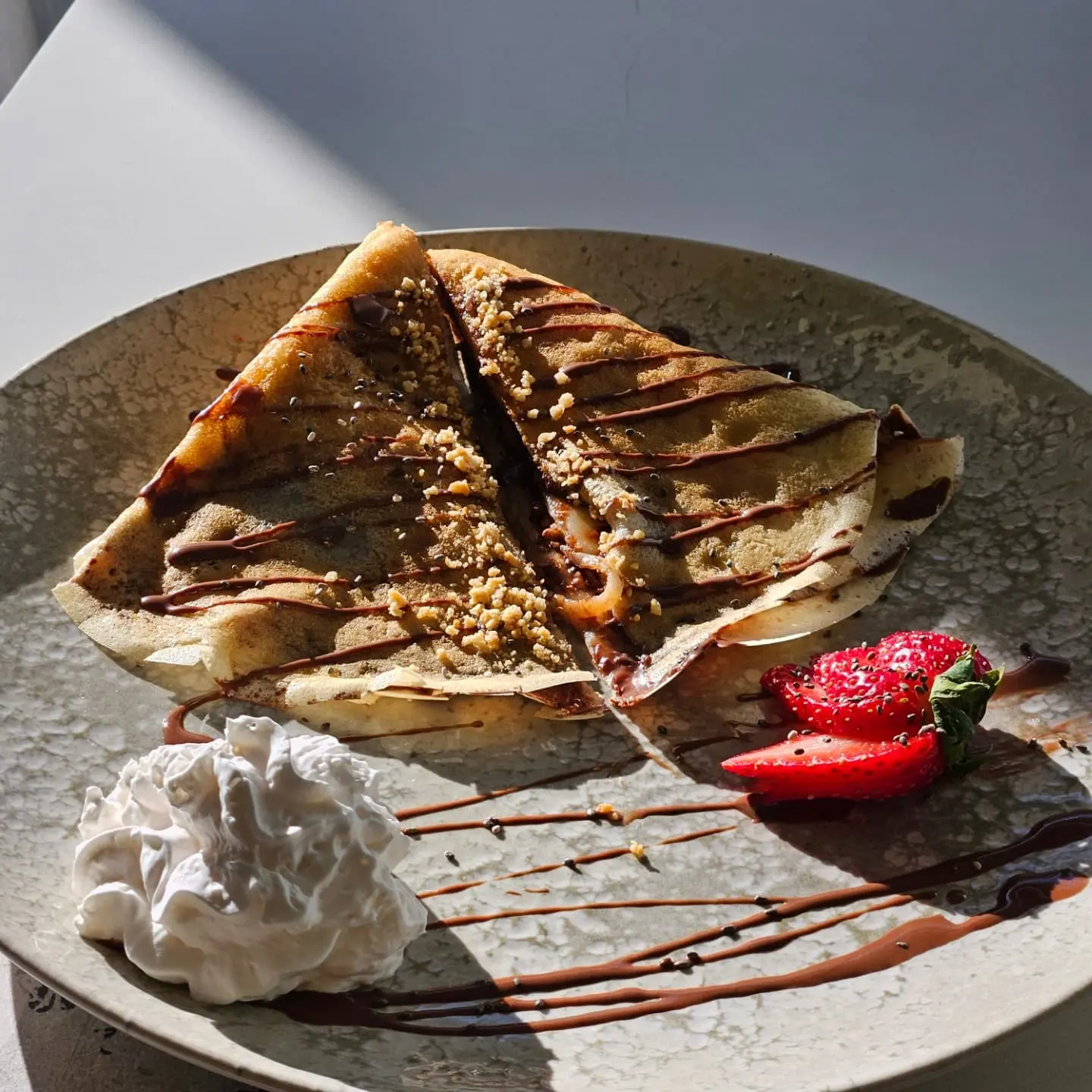 Crep de chocolate con fresa y nata