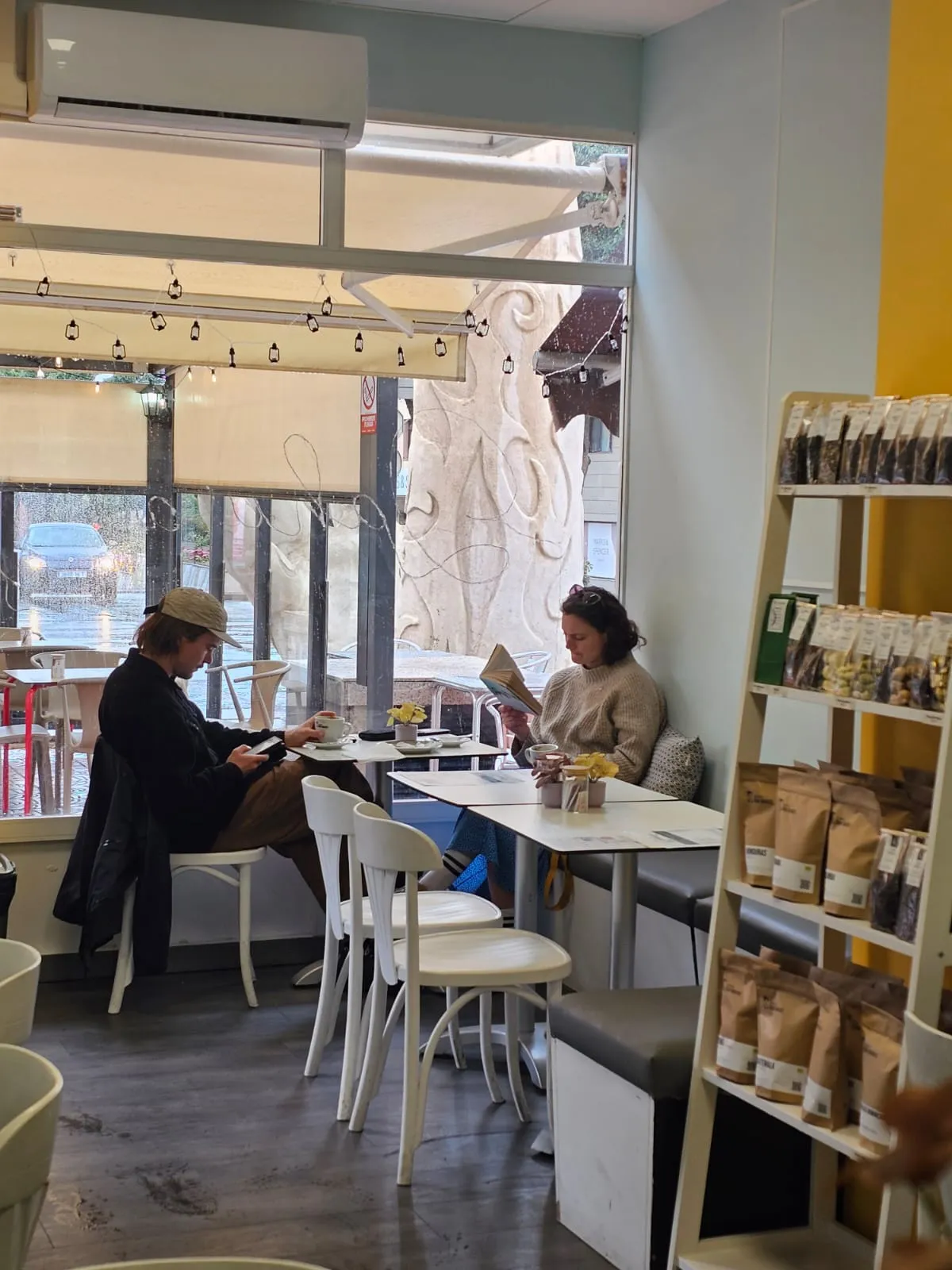 Interior de Qahwa cafetería de especialidad en Vecindario